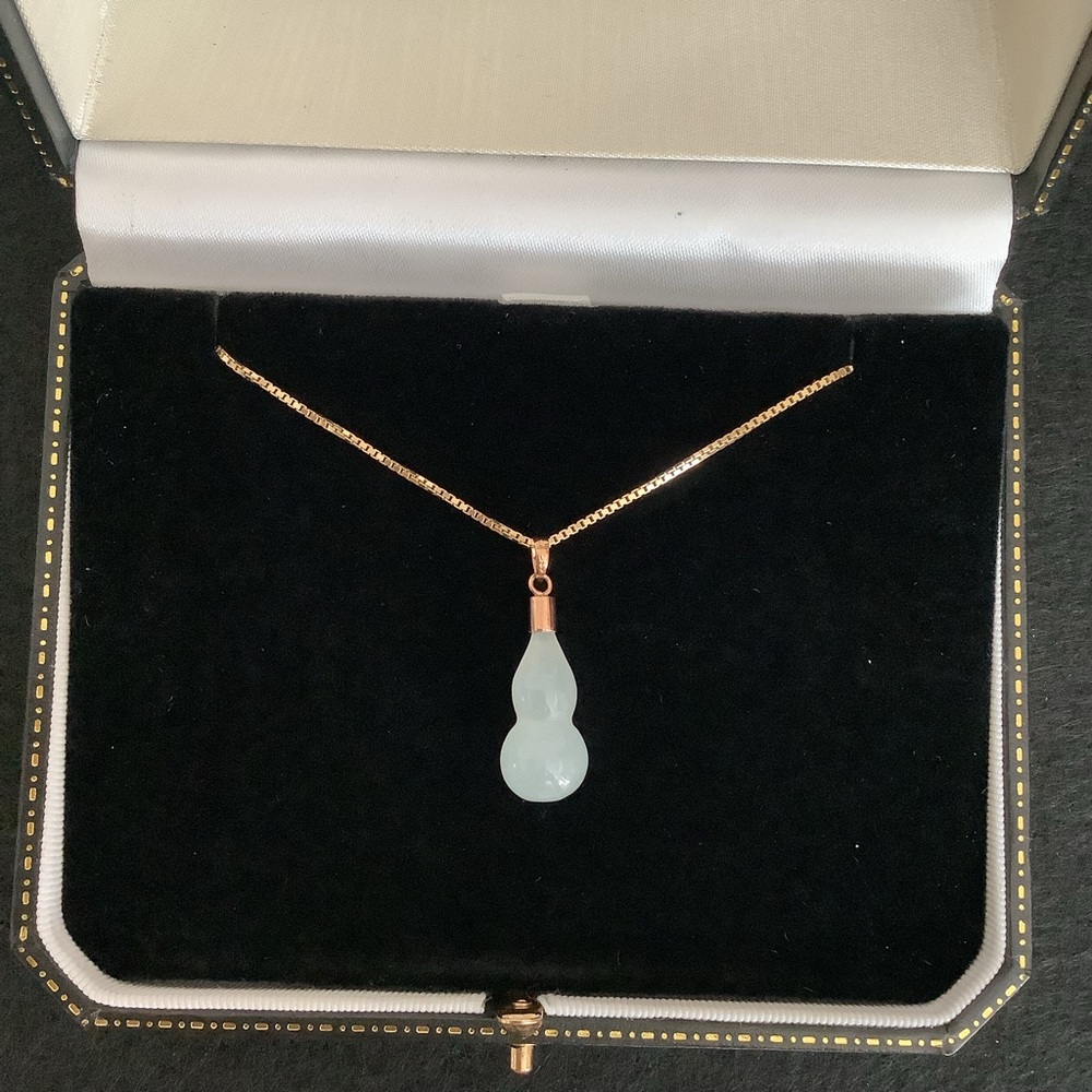 NEW 14KT yellow gold natural light green jade pendant. - Picture 3 of 5